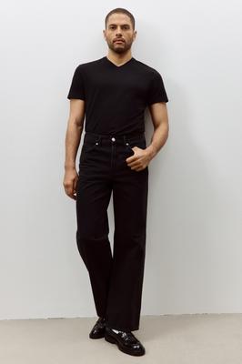 Футболка HM slim fit с V-образным вырезом, черная