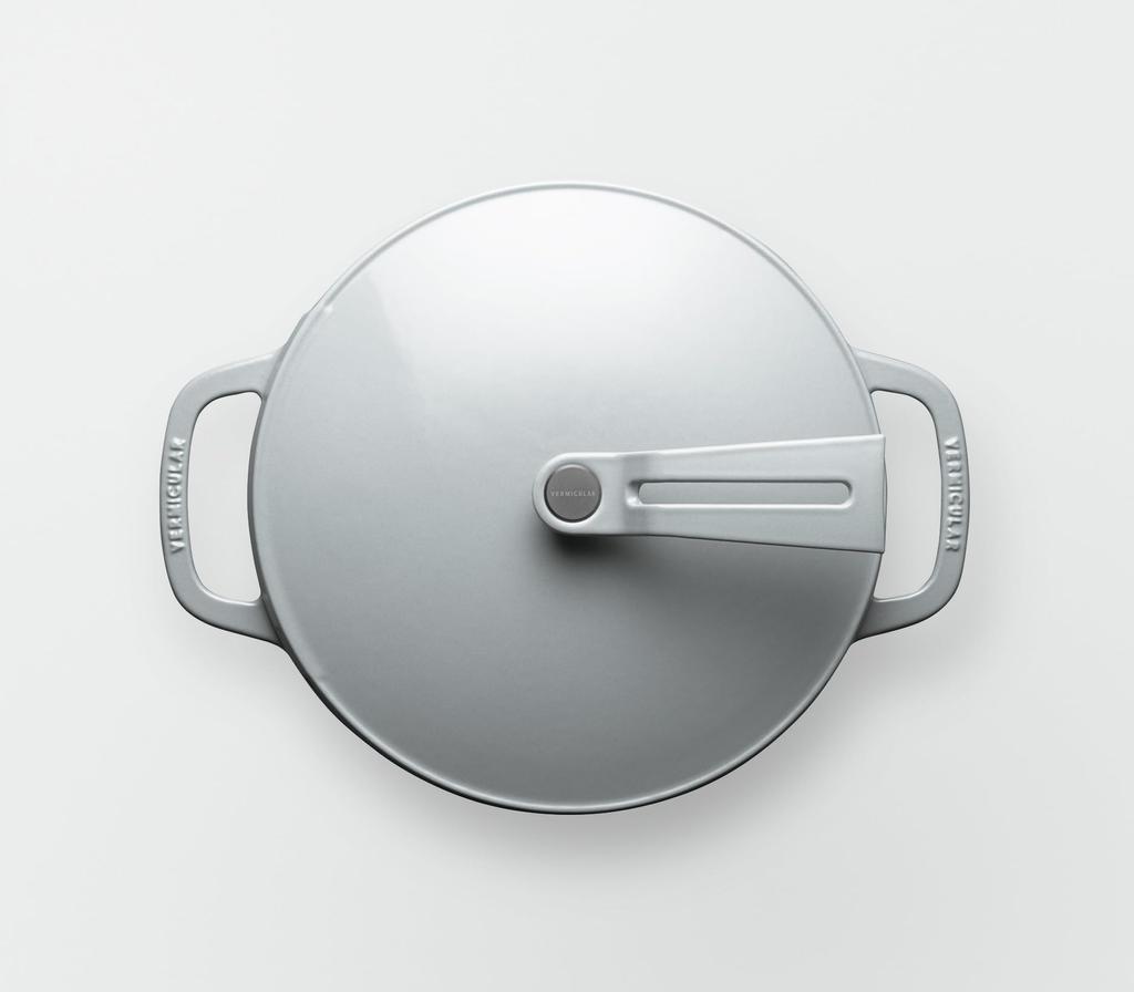 Vermicular Чугунная эмалированная кастрюля 22 см Устрично-серая Бесводная готовка Бесводная выпечка Книга специальных рецептов в комплекте Духовочная кастрюля 2 крышки Самостоящая OP2R22S-GY