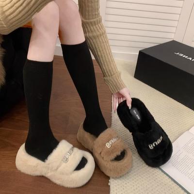 Зимние пушистые туфли на толстой подошве, женская обувь 2024 года, новый нишевый дизайн, стразовый акцент, одно слово, хлопковые тапочки для женщин