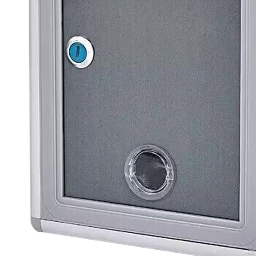 Запирая установленную на стене большую емкость металлического столба почтового ящика для ключей, запираемую