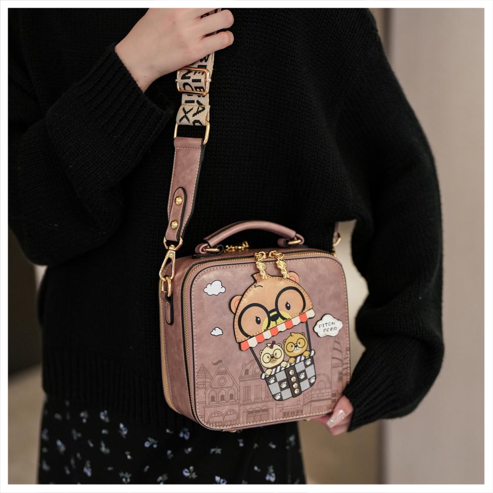 Милая сумка кроссбоди с принтом медведя для женщин, повседневный стиль, регулируемый ремешок, застежка-молния, подкладка из полиэстера, игривый дизайн с мультяшным персонажем