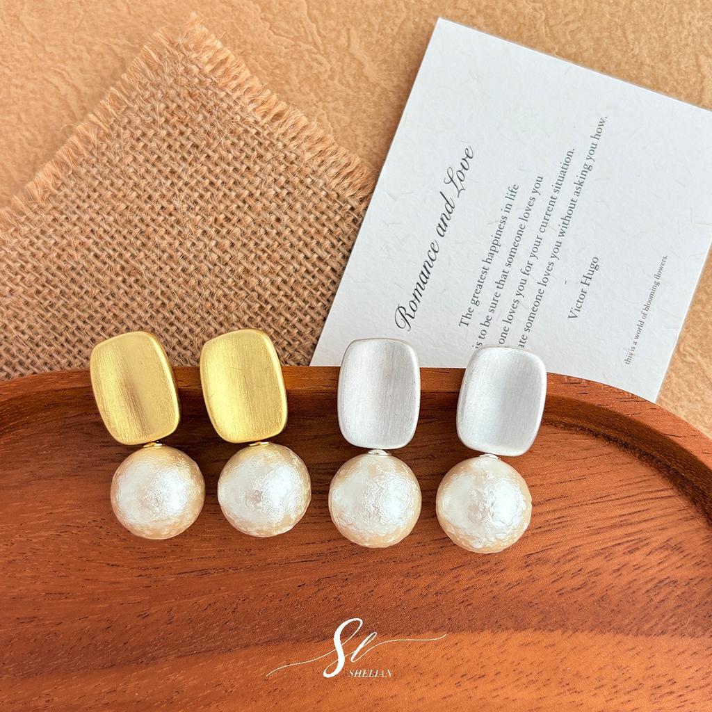 Brushed two-color cotton pearl earrings, minimalist geometric baroque pearl earrings, retro elegant and high-end earrings.