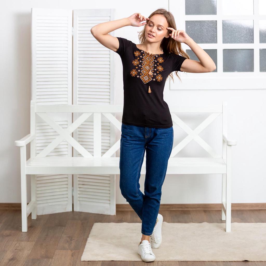 Женская футболка с вышитым орнаментом
