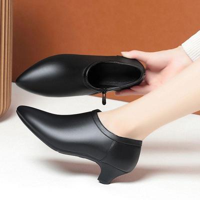 Женская черная рабочая обувь из натуральной кожи: Мягкая подошва, глубокий вырез, флисовая подкладка, низкий каблук, износостойкие, осень/зима.