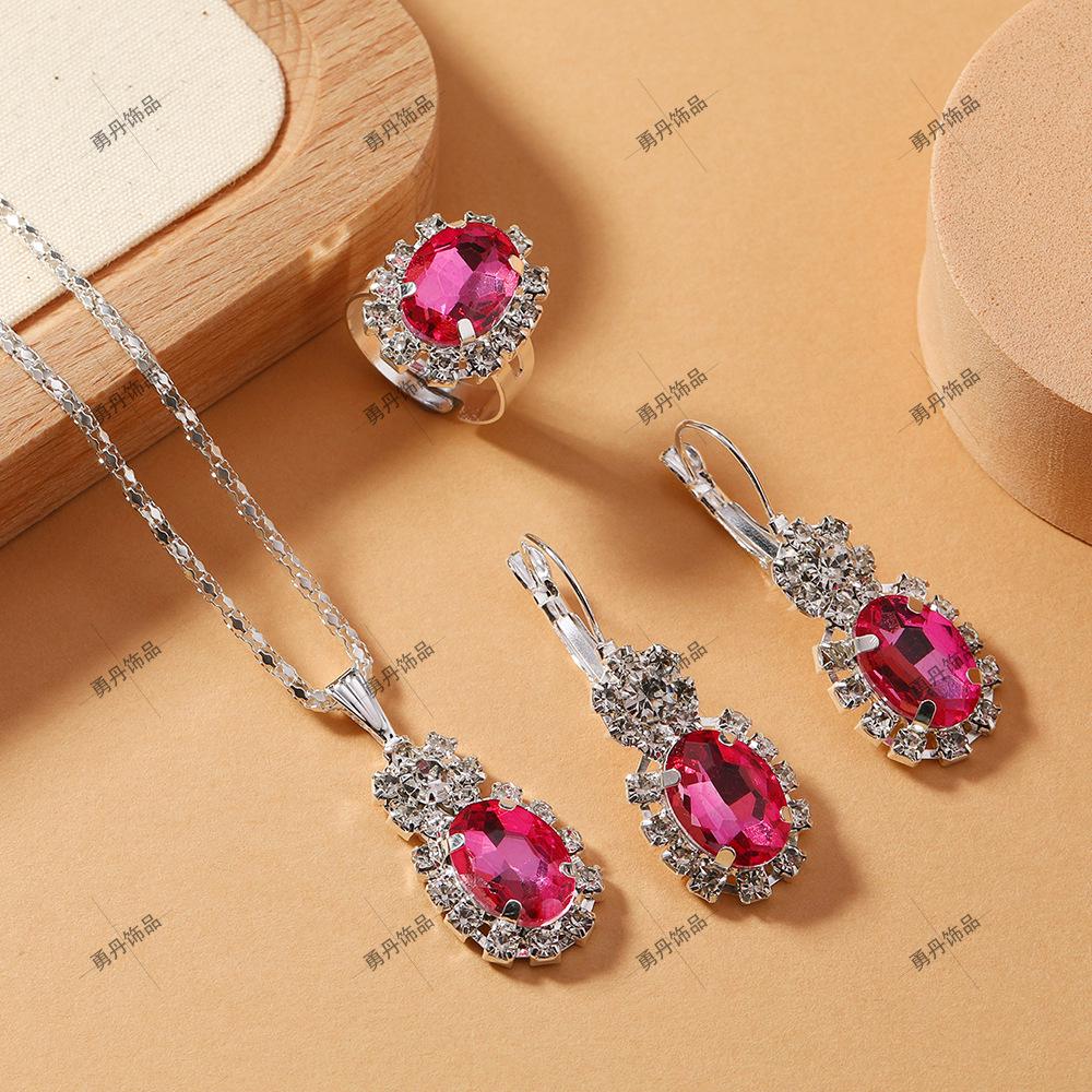 Европейский и американский набор украшений в форме сердца - ожерелье, серьги и кольцо с бриллиантовой подвеской.