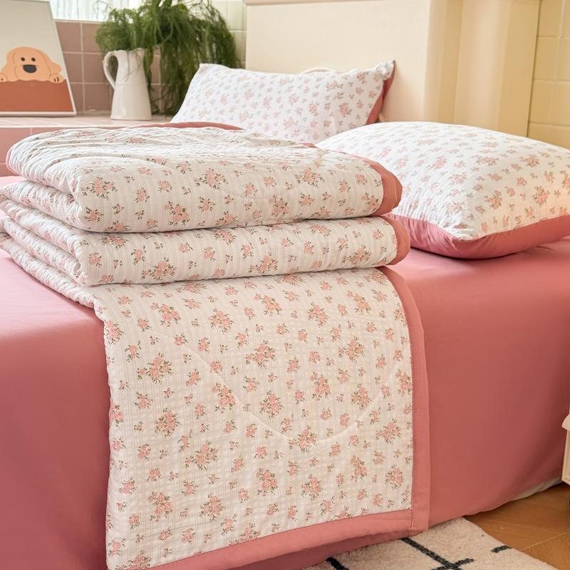Soft Summer Cooling Quilt - Lightweight, Breathable & Skin-Friendly with Embossed Floral Print Design for All Seasons - Perfect for Bedroom