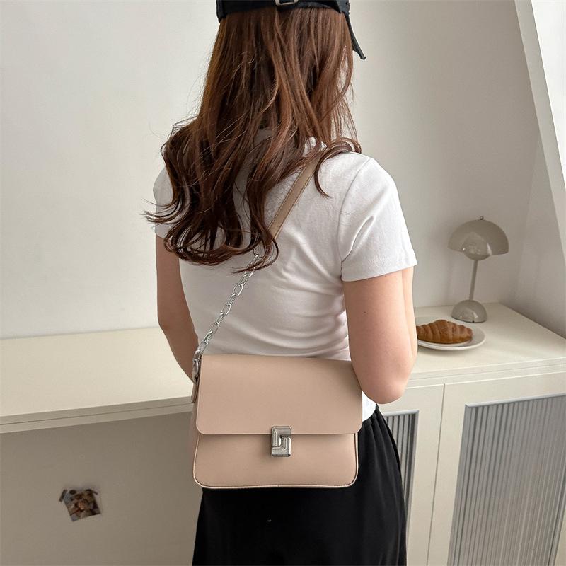Корейская версия модной персонализированной цепочки, маленькая квадратная сумка подмышкой 2024 года, новая модная простая темпераментная персонализированная женская сумка через плечо