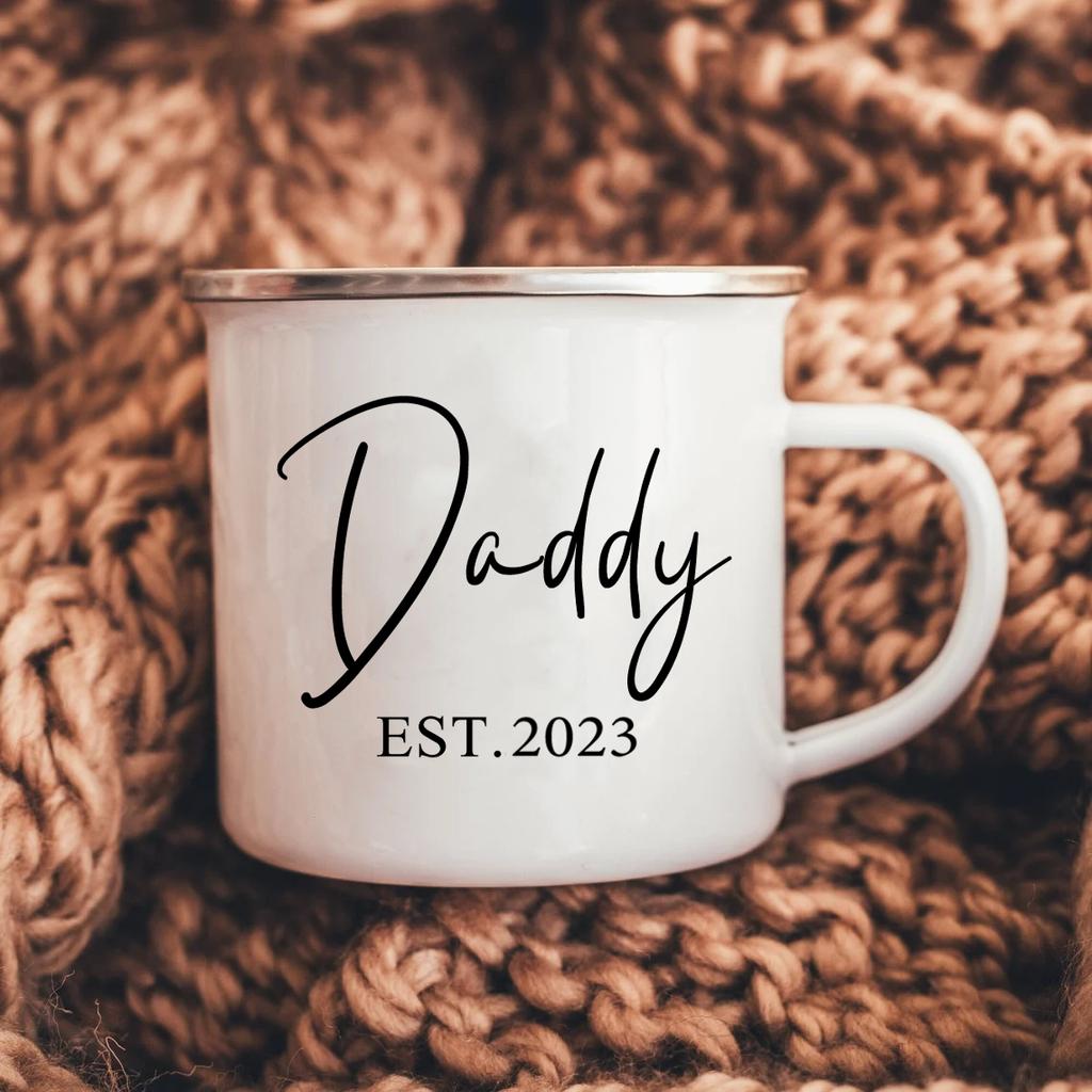 Mom Dad Est 2024 Enamel Mugs Family Matching Party Beer Drink Juice Coffee Cups Personalized Parents Mug Baby Announcement Gifts