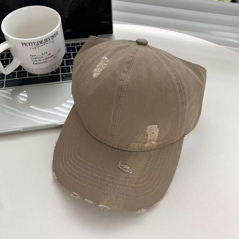 Classic Cotton Baseball Cap With Adjustable Fit For Sun Protection And Wind Resistance