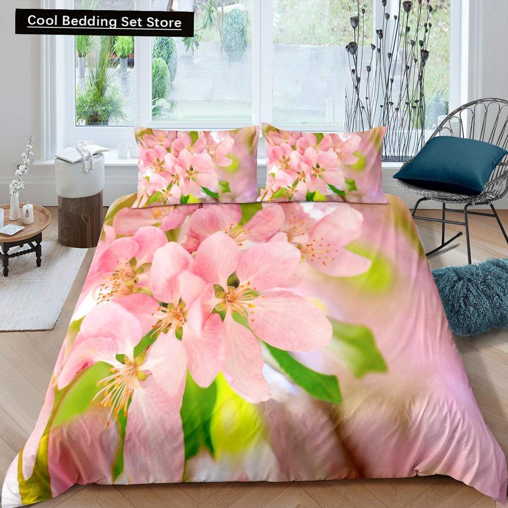 Комплект постельного белья «Цветущая розовая вишня» размера «king-size» и «queen-size» с весенней флорой. Пододеяльник с японскими цветами. Мягкий полиэстеровый чехол.