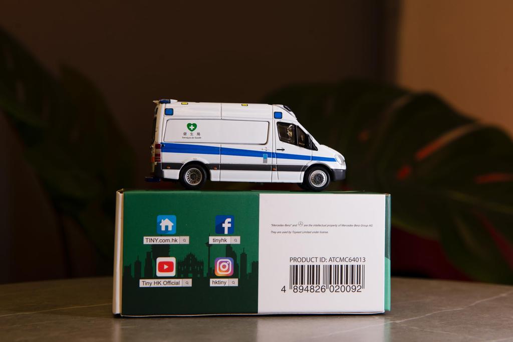 Tiny City Scale MC25 Sprinter Macau Ambulance Vehicle Diecast Model Car 1/76 Mercedes-Benz