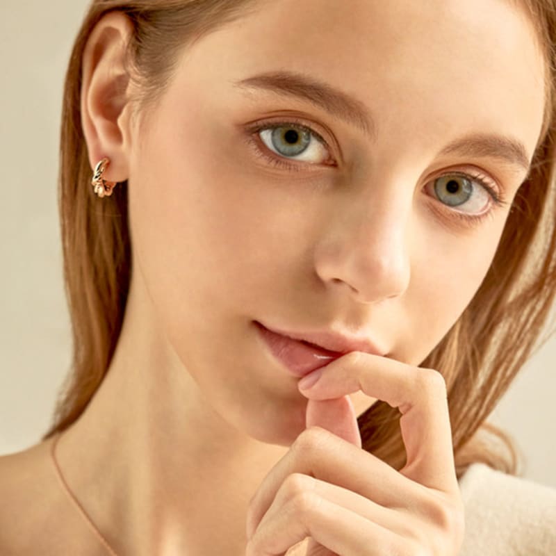 Серьги-гвоздики с изогнутой застежкой-щелчком 14K GF от ELLE Jewelry ELGPEE403