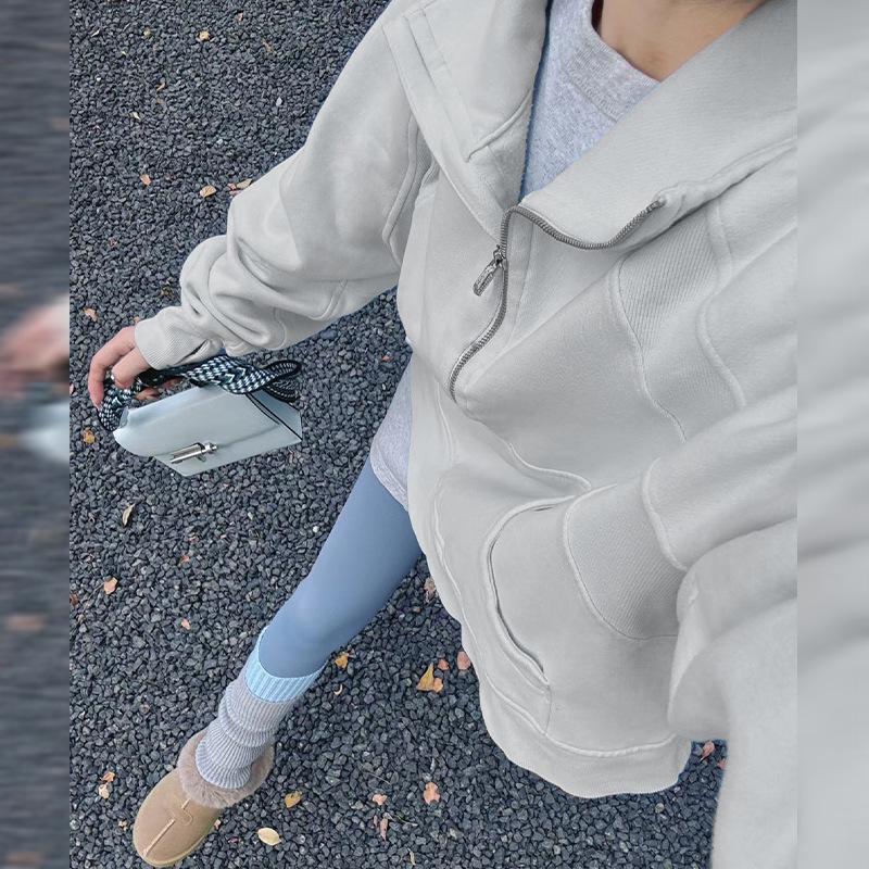 Женская весенняя куртка для йоги с капюшоном и полумолнией - короткая модель