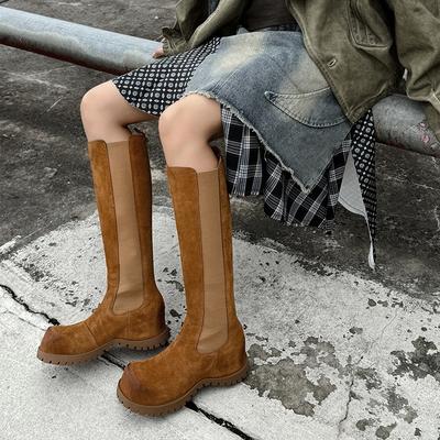 Осень-зима 2025, ретро ботинки на толстой подошве со скрытой платформой, но ботфорты до колена, маленькие перчинки, ботинки-сигареты, женские