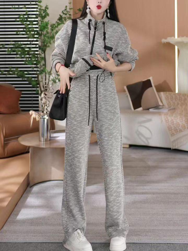 Женский повседневный комплект из полосатого кардигана и широких брюк - коллекция весна/осень 2024 г.