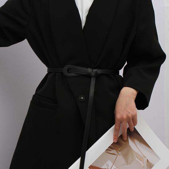 Ремень из искусственной кожи с завязанным узором. Простой универсальный пояс из искусственной кожи. Модный аксессуар.