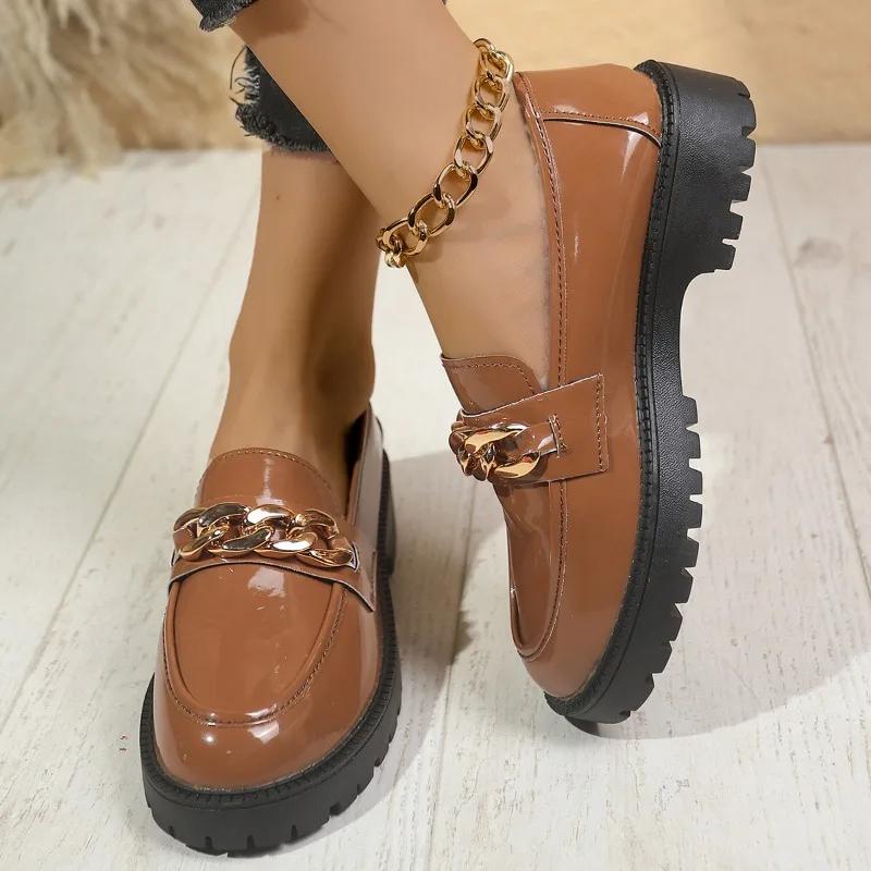 Женская обувь 2024 года. Лоферы. Женские туфли на высоком каблуке. Классические офисные туфли-лодочки. Женские туфли с металлическим украшением и цепочкой на круглом носке. Туфли на среднем каблуке для женщин.