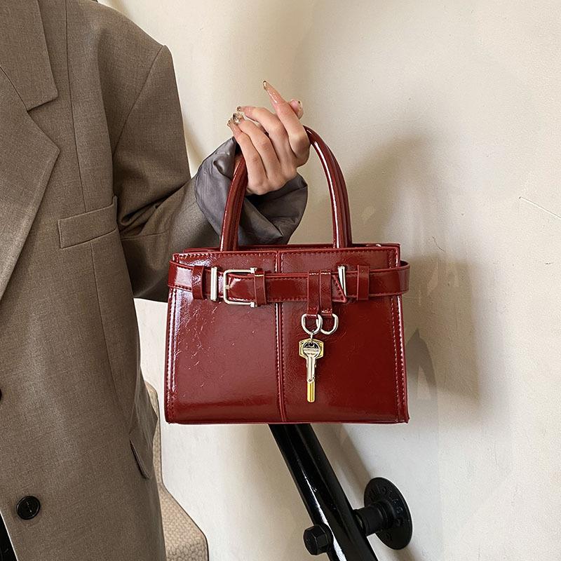 Высококлассная маленькая сумка женская 2025 новая осенне-зимняя ретро универсальная сумка-мессенджер модная портативная рабочая маленькая сумка