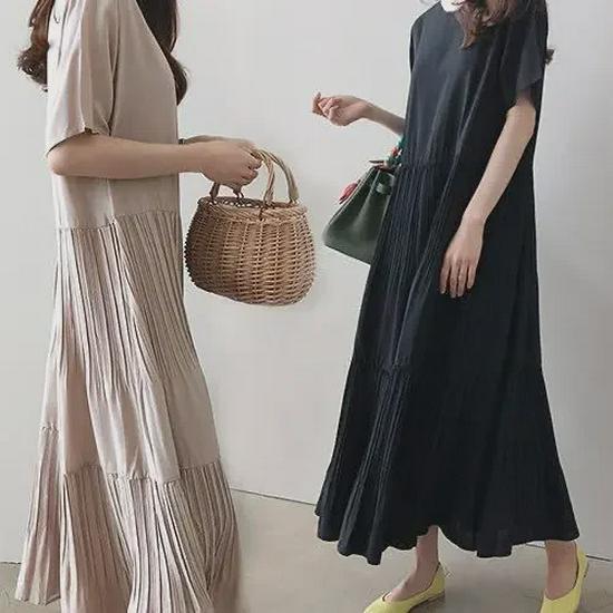 Женское однотонное макси-платье с круглым вырезом и складками 2024 года — свободный крой, короткий рукав