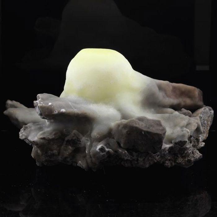 Pierres et Minéraux. Calcite ""lead rich"". 3495.0 ct. Las Cabesses, Ariège, Occitanie, France.