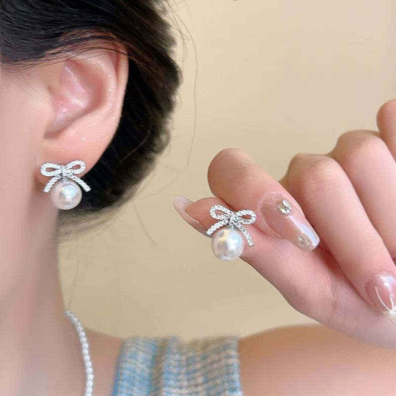 Temperament suitable for spring, butterfly pearl stud earrings, high-end sense, no earrings, light luxury, niche mosquito coil disc ear clips.