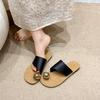 Корейская мода металлическая пряжка закрытый носок шлепанцы женские летние Нового года новые на плоской подошве удобные однословные прохладные шлепанцы