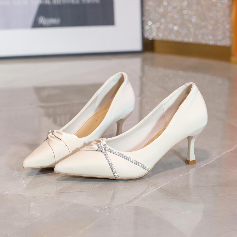 Французские туфли на высоком каблуке женские 2025 весна и осень новая одинарная обувь с острым носком тонкий каблук стразы нежный ветер темперамент с юбкой женская обувь