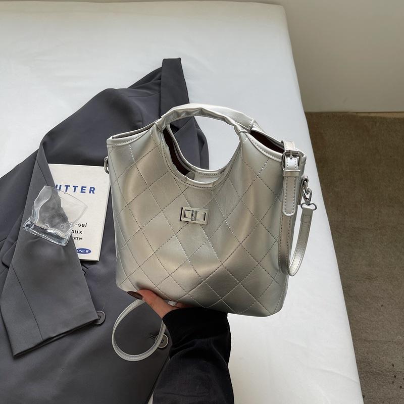 Ретро сумка женская большой вместимости 2025 новая весна и лето повседневная на плечо бриллиантовая сумка-тоут для поездок