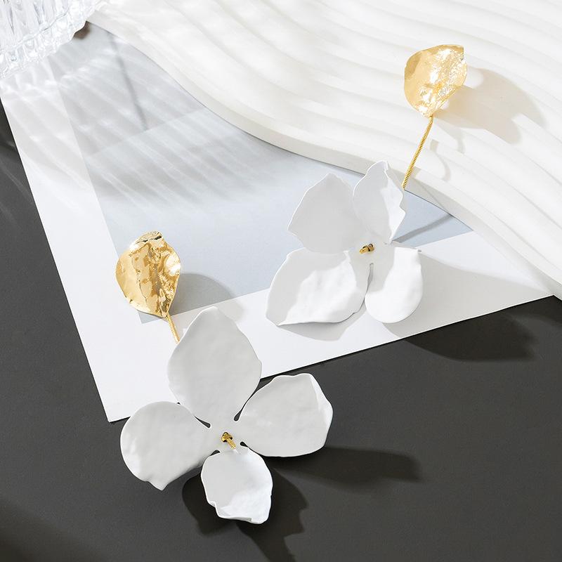 Персонализированные серьги-кисточки с красными лепестками