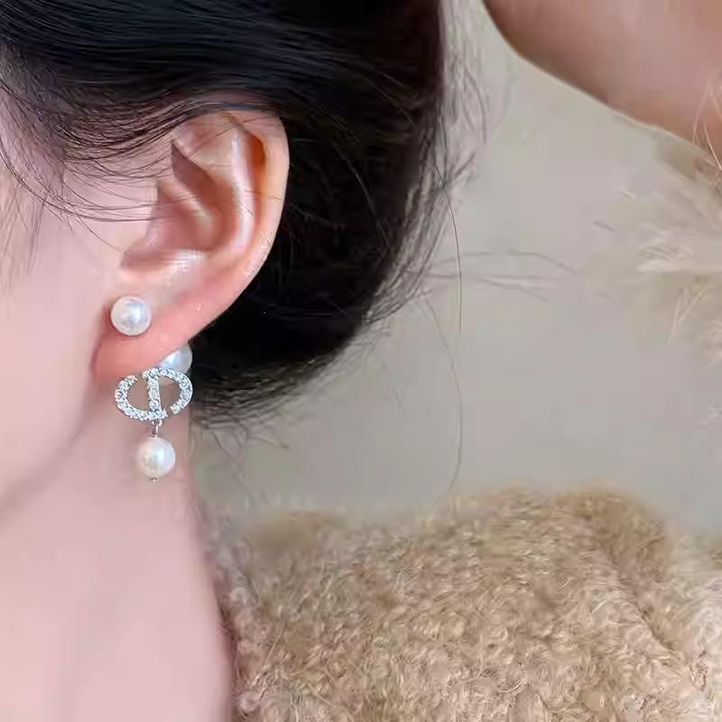 Silver needle with diamonds, pig nose, pearl stud earrings, a two-wear earring, French retro earrings.