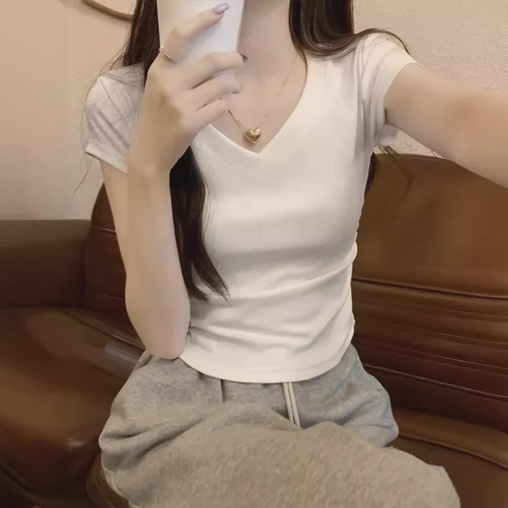 Женская облегающая летняя футболка Petite с V-образным вырезом: Американский стиль, сладкий и пряный, прямой крой плеч, топ с короткими рукавами.