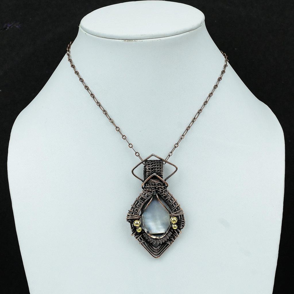 Кулон из перламутра, кулон, обернутый медной проволокой, кулон ручной работы, медные украшения, дизайнерский кулон, украшения в технике wire wrap, кулон с настоящим драгоценным камнем