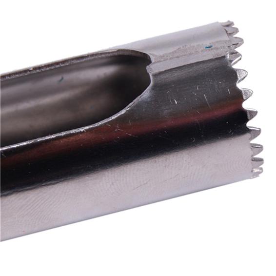 Инструмент для удаления сердцевины из нержавеющей стали. Практичное устройство с вырубленным ядром плодов вишни.