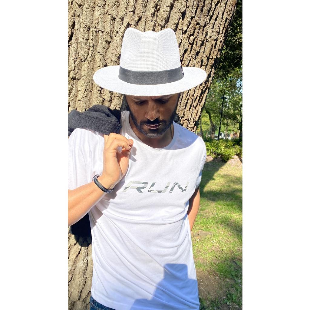 Ковбойская модель мужского пола в соломенной шляпе