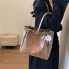 Оптовая мода большая сумка женская 2025 новая трендовая осенне-зимняя ретро сумка-тоут для通勤 большая вместимость женская сумка через плечо