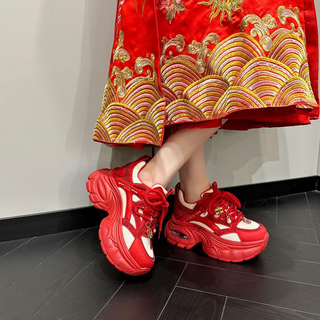 Свадебные туфли Xiuhe женские 2025 новые летние сетчатые дышащие кроссовки на платформе, увеличивающие рост, спортивные красные туфли для невесты