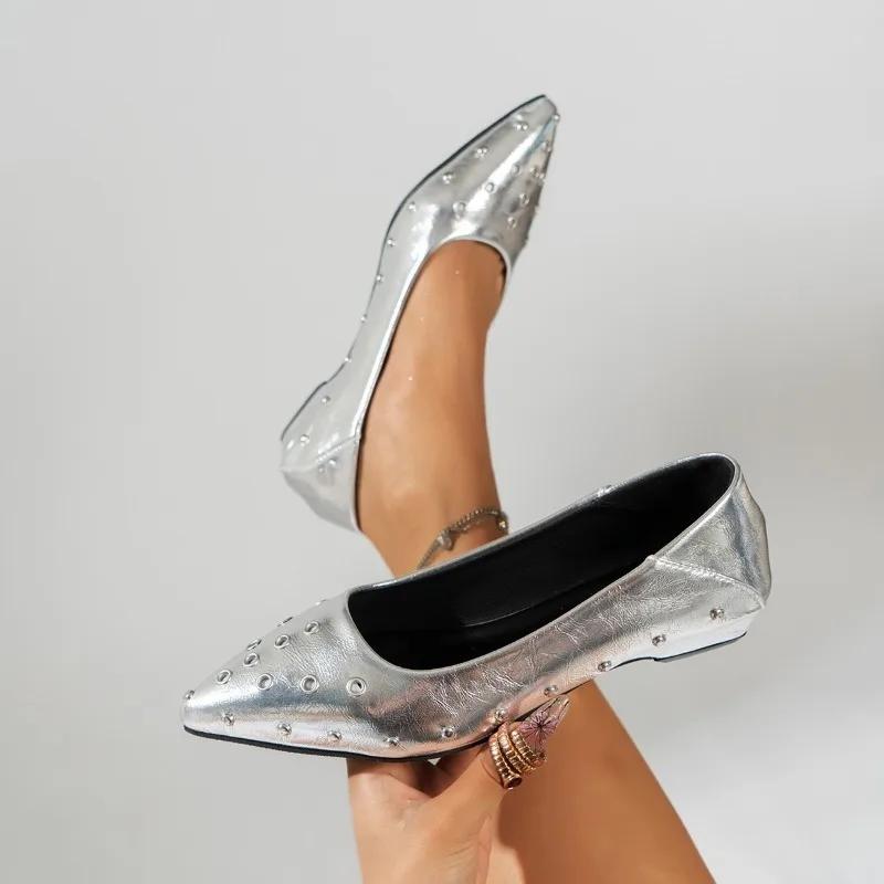 Модные осенние новые туфли на плоской подошве для женщин, модные туфли с острым носком и неглубоким вырезом, с заклепками, на мягкой подошве, нескользящие, удобные, низкие