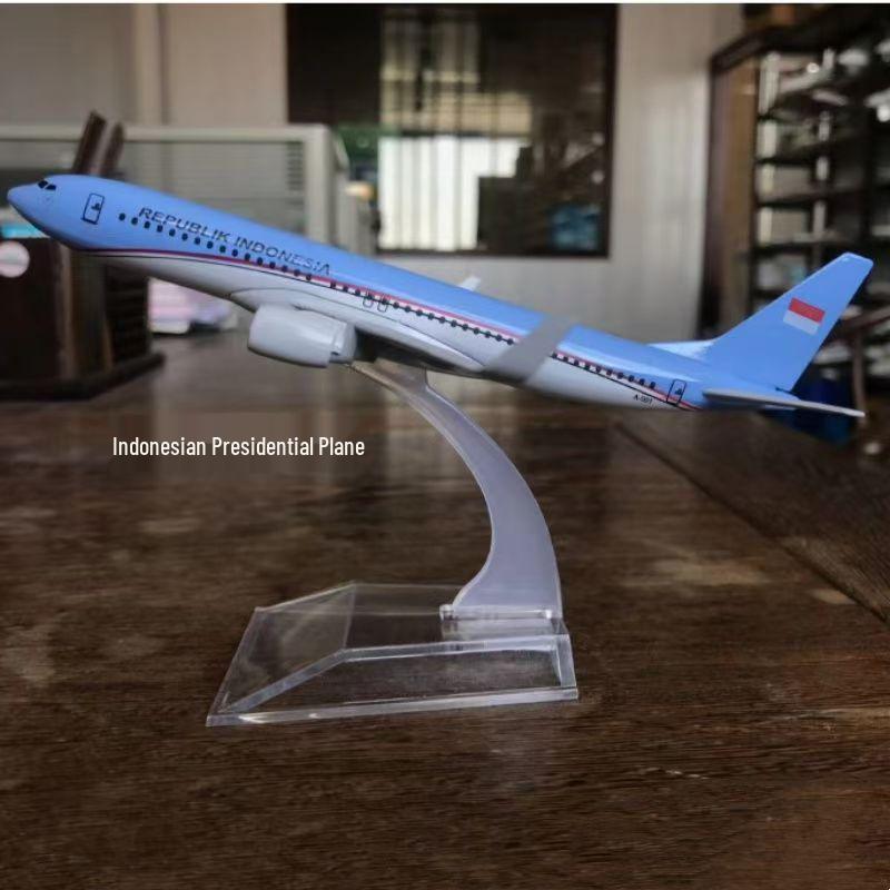 Модели из сплава президентских самолетов: ATR FK50, C919, A350, B747, A320, A330, A380