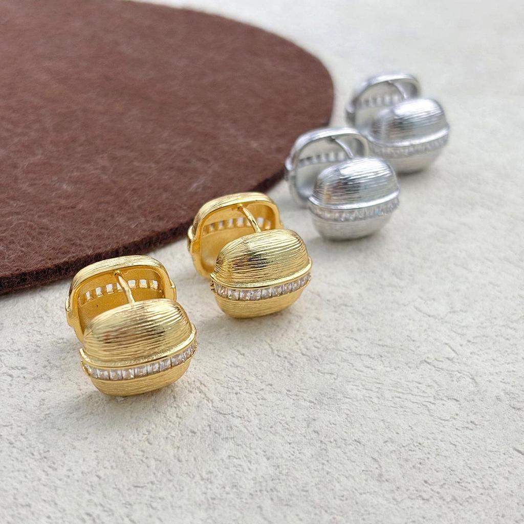 Элегантные геометрические каффы с цирконами – изысканный новогодний стиль