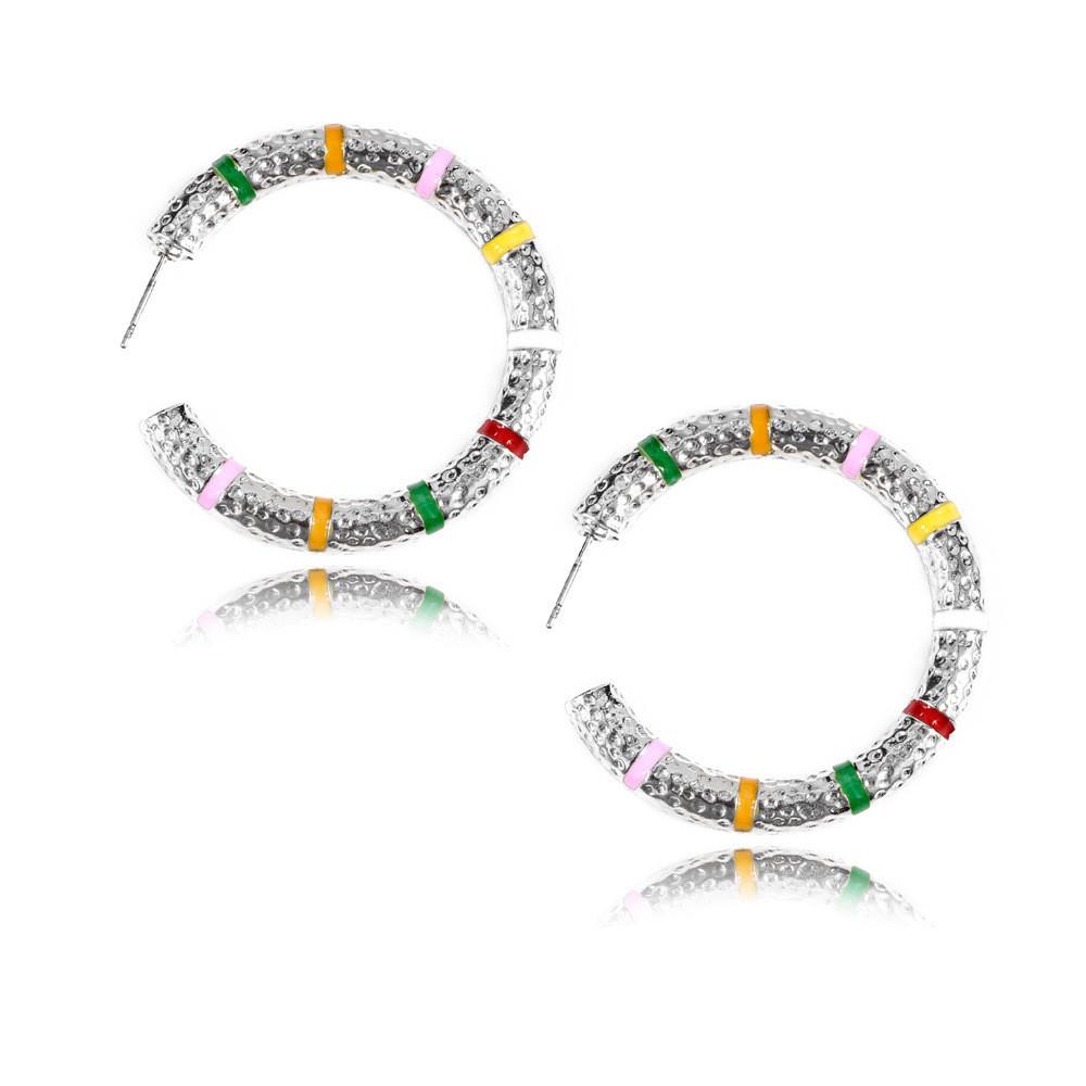 Модные геометрические серьги-кольца Осень 2021 в черном золоте и серебре