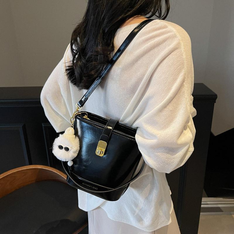 Women's Bag 2025 New Messenger Bag Autumn and Winter Bucket Bag Retro Versatile High-end Niche Design Shoulder Handbag