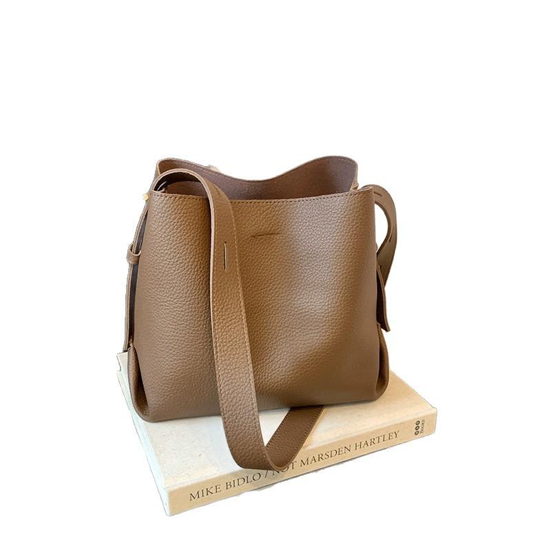 Премиальная текстура, иностранный стиль, популярная наплечная сумка, новинка 2025 года, женская, для отдыха, простая, большой вместимости, универсальная однотонная сумка-ведро