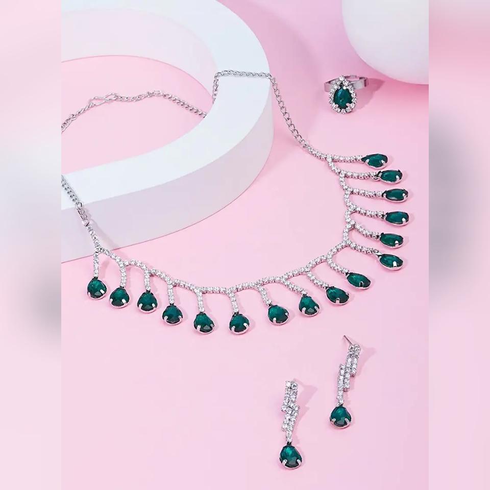 ZAVERI PEARLS Green Dazzling Diamonds Современное колье, серьги и кольца для женщин