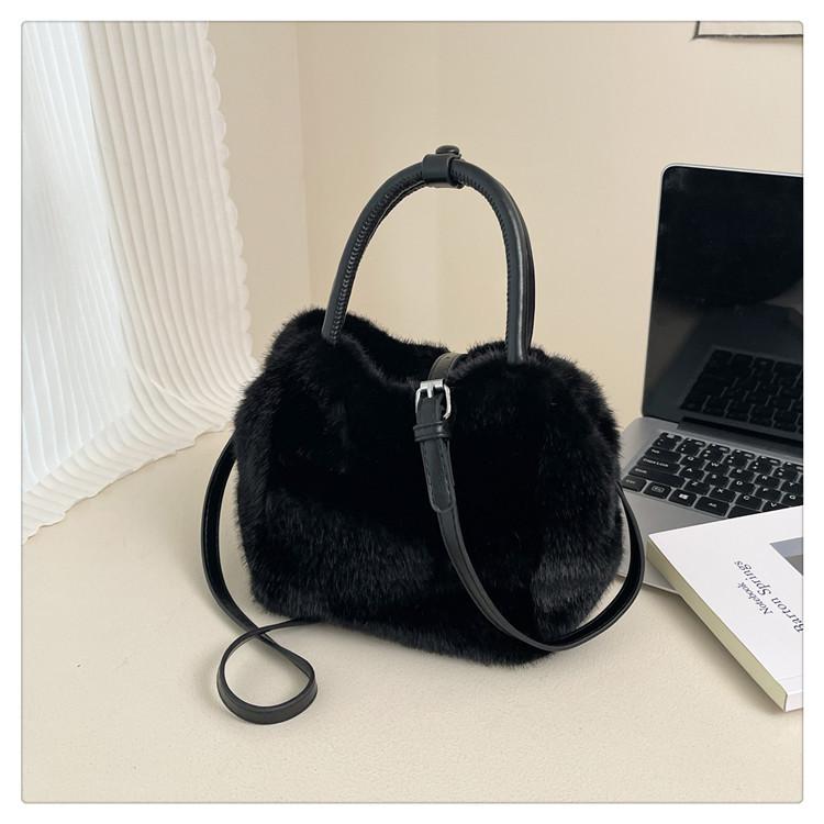 Милая пушистая сумка-ведро женская 2025 новая осень и зима зарубежный стиль нишевая плюшевая сумка-ведро на плечо сумка-мессенджер