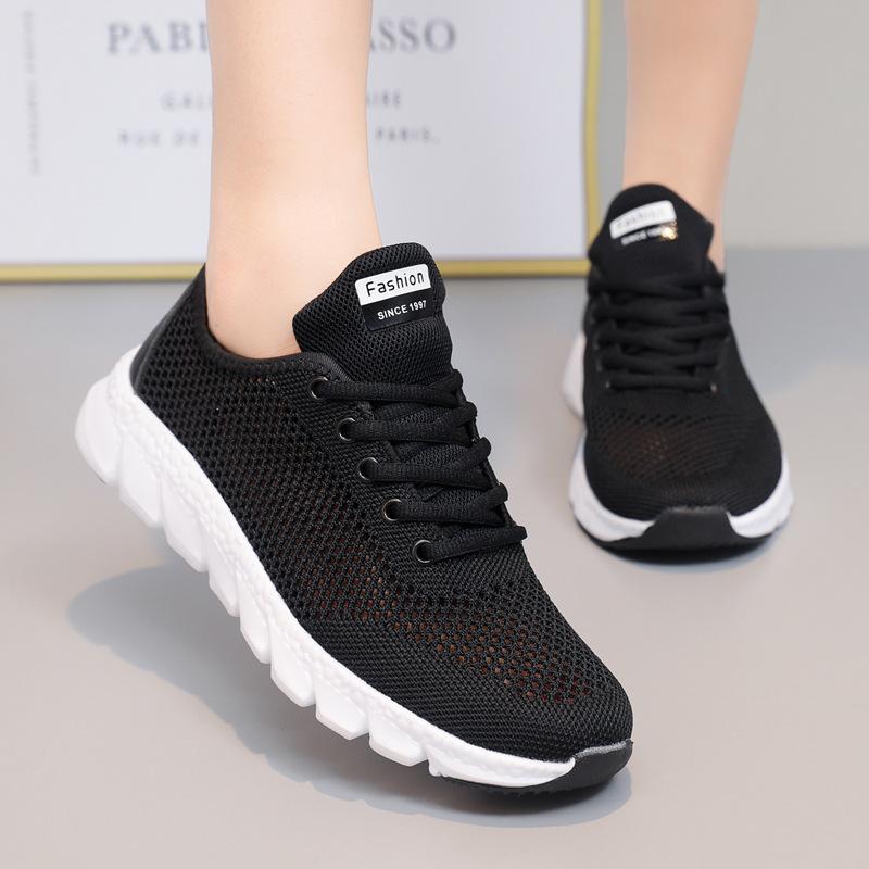 Летние новые модные женские туфли корейской версии со шнуровкой, полые дышащие спортивные и повседневные туфли с низким верхом и мягкой подошвой из сетки для студентов