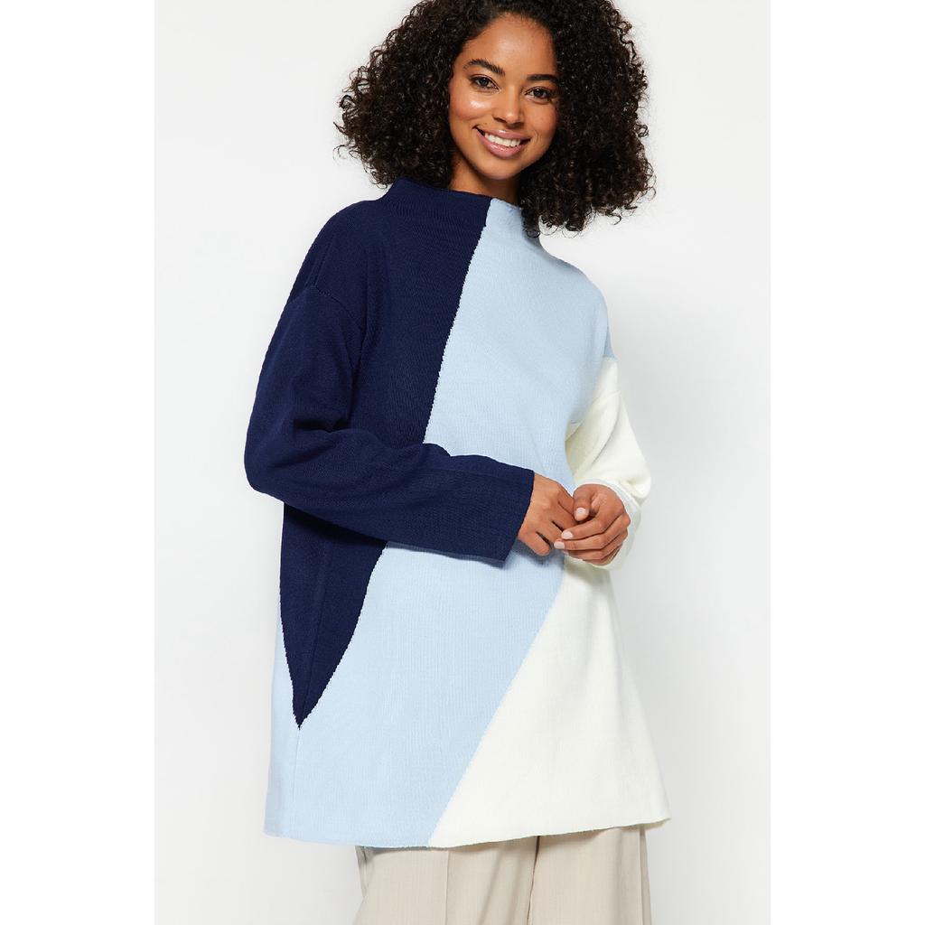 Темно-синий трикотажный свитер с высоким воротником и блокировкой цвета Tctaw24ak00006