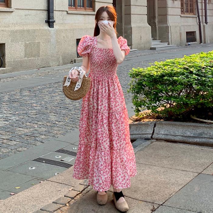 Платье-плиссе с французским милым цветочным принтом - лето 2025 года, средней длины, утягивающий фасон