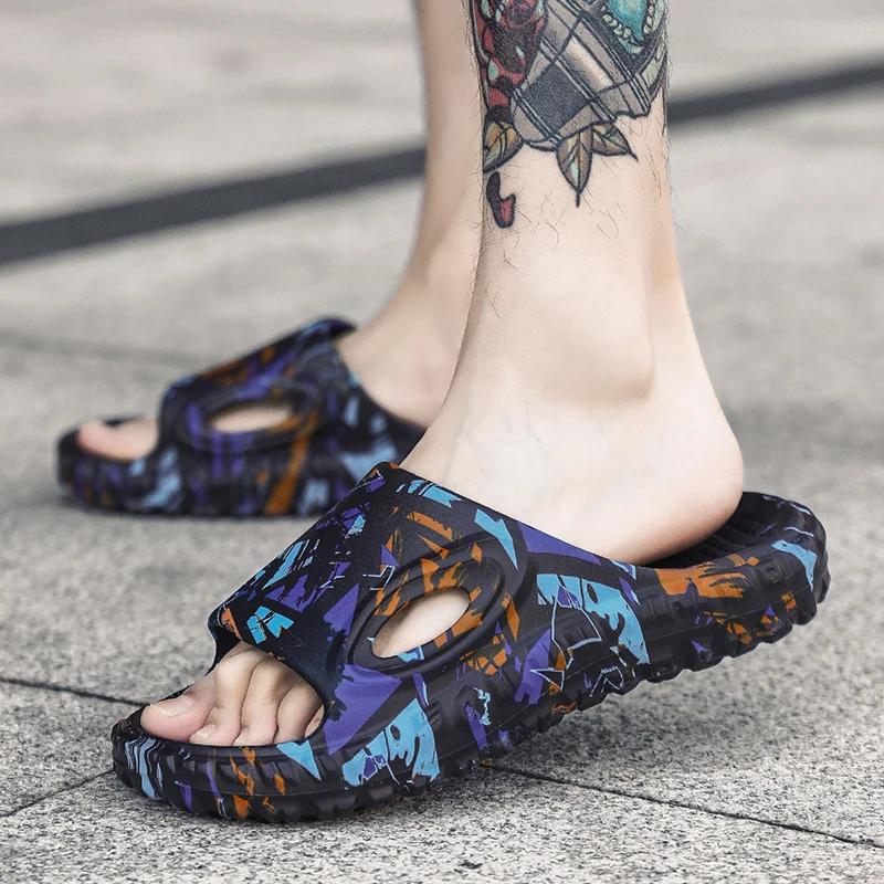 Уличные мужские тапочки Легкие мужские пляжные туфли Нескользящие шлепанцы для ванной Мягкие домашние сандалии Модные шлепанцы