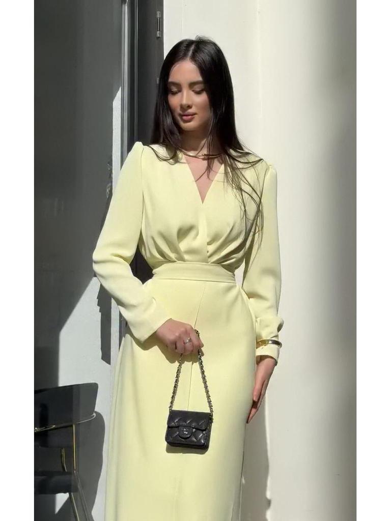 Платье с V-образным вырезом, длинными рукавами, приталенное, с неровным подолом