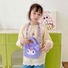 Очаровательная плюшевая ручная косметичка-кукла Sanrio Kuromi. Идеально подходит для детей и коллекционеров.